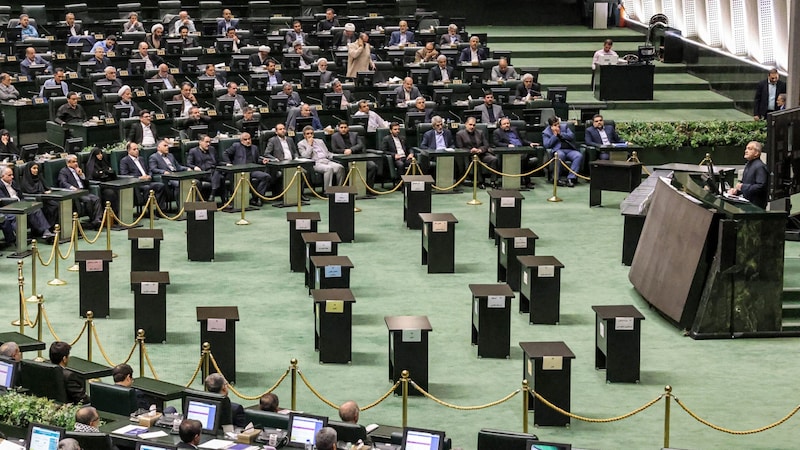 Das Parlament im Iran (Bild: AFP/Atta Kenare)