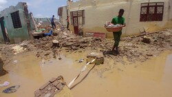 Nach schweren Fluten bringen die Menschen ihr Hab und Gut in Sicherheit.