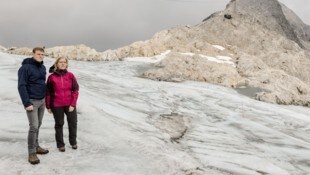 Landesrat Stefan Kaineder und Umweltministerin Leonore Gewessler (beide Grüne) am Gletscher (Bild: Werner Dedl)