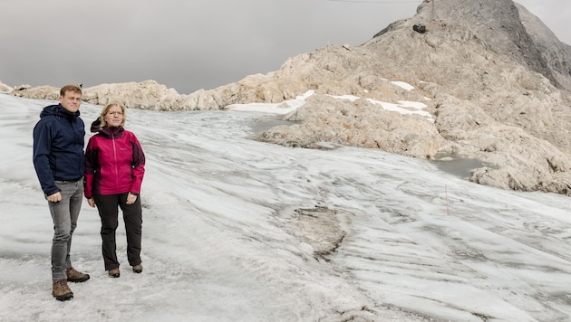 Landesrat Stefan Kaineder und Umweltministerin Leonore Gewessler (beide Grüne) am Gletscher (Bild: Werner Dedl)