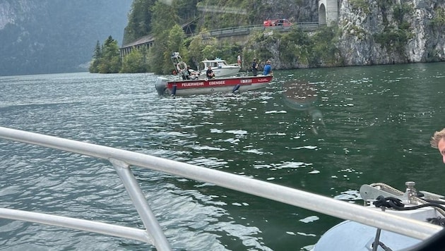 Firefighters and water rescuers searched for the missing person at the "Madonna" dive site. (Bild: ÖWR)