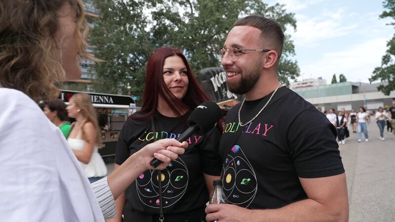 Sandy and Raphael are full of anticipation as they wait for their favorite song. (Bild: krone.tv)