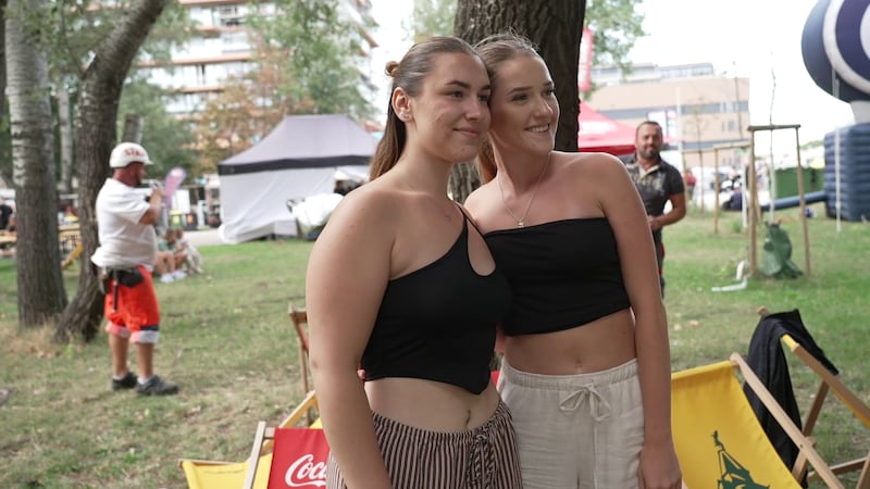 Antonia und Elena haben schon vor einem Jahr ihre Karten für Coldplay gesichert.  (Bild: krone.tv)