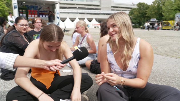 Armbänder gegen Langeweile! Elena und ihre kleine Schwester basteln, um sich die Zeit zu vertreiben. (Bild: krone.tv)