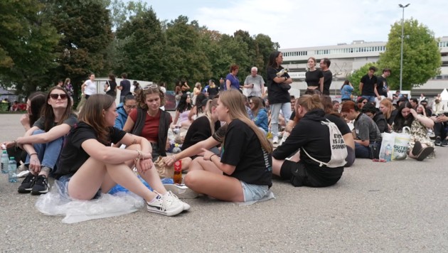 The fans are ready - despite more protective measures. (Bild: krone.tv)