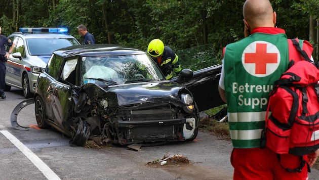 The Mini was damaged at the front right and was initially lying on its roof (Bild: laumat)