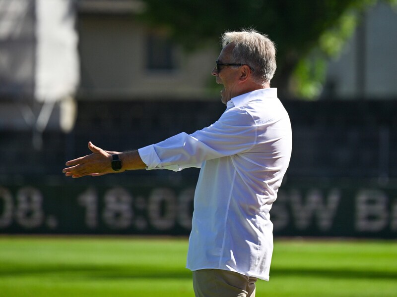 Ganz zufrieden ist Coach Regi van Acker mit dem Spiel seines Teams noch nicht. (Bild: GEPA pictures)