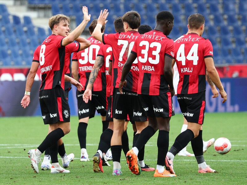 Against Liefering, Nussbaumer scored a dream goal to make it 1:0 when he half-volleyed the ball into the corner of the net from 18 meters. (Bild: GEPA pictures)