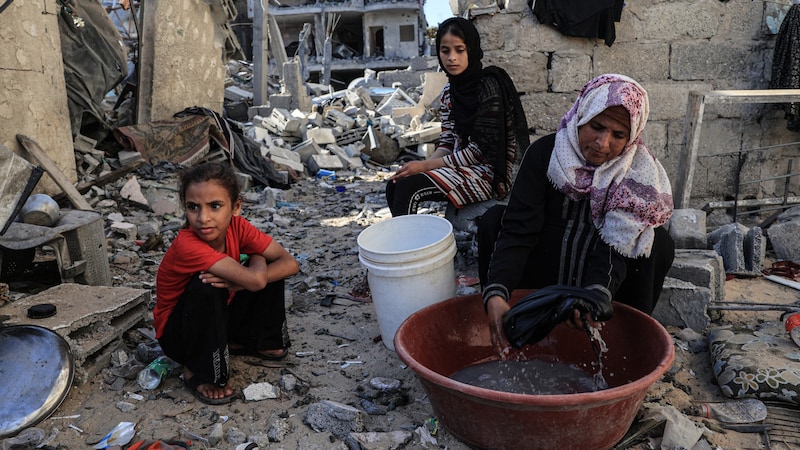 Washing clothes amid the destruction in Rafah (Bild: APA/AFP/SAID KHATIB)