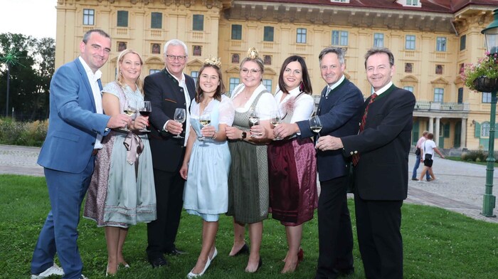 Herbert Oschep, Obmann des Weintourismus Burgenland, Landesrätin Daniela Winkler, Bürgermeister Thomas Steiner, Weinkönigin Hannah I., Weinprinzessin Sophie, Landeshauptmann-Stellvertreterin Astrid Eisenkopf, Weinbaupräsident Johannes Schmuckenschlager und Landwirtschaftskammer-Präsident Nationalrat Nikolaus Berlakovich.