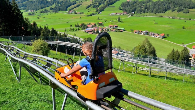 Girls on a summer toboggan run (Bild: stock.adobe.com/Andreas P)