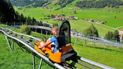 Mädchen auf einer Sommerrodelbahn (Bild: stock.adobe.com/Andreas P)