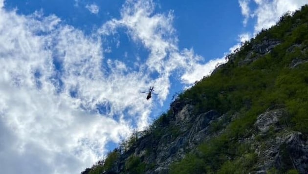 The C11 rescue helicopter was able to rescue the climber using a rope. (Bild: Bergrettung Bad Eisenkappel)