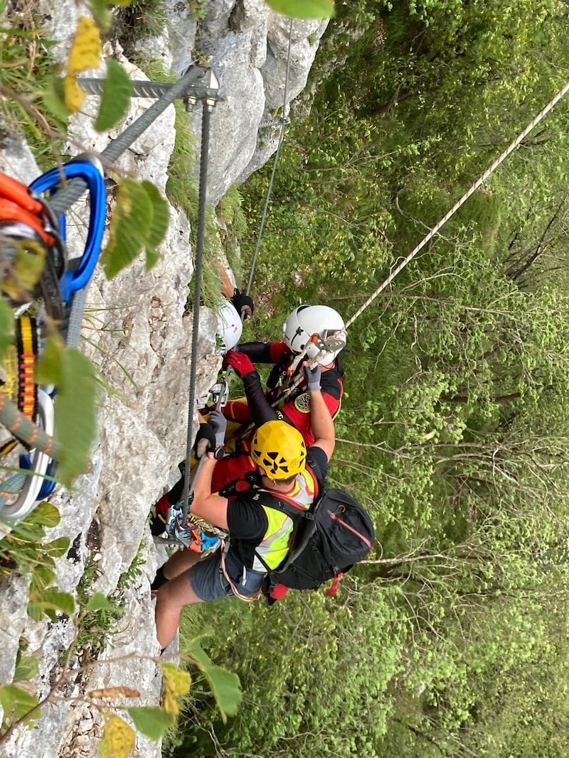 The mountain rescuers abseiled down to the 42-year-old. (Bild: Bergrettung Bad Eisenkappel)