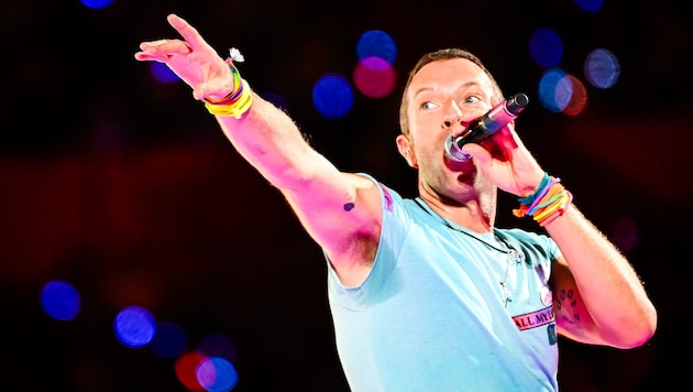 Frontmann Chris Martin beim Auftritt vom Coldplay am Mittwoch im Wiener Ernst-Happel-Stadion. (Bild: Andreas Graf)