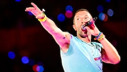 Frontmann Chris Martin beim Auftritt vom Coldplay am Mittwoch im Wiener Ernst-Happel-Stadion. (Bild: Andreas Graf)