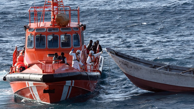 Laut spanischem Innenministerium könnte es bis Jahresende zu einer humanitären Katastrophe kommen. (Bild: AFP)