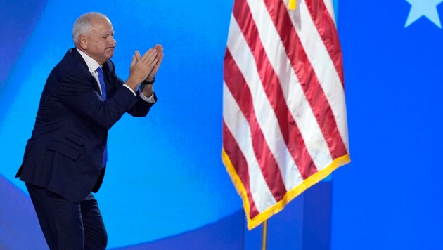 "We're all here tonight for one beautiful, simple reason - we love this country," Walz said at the party convention. (Bild: AP)