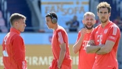 Leon Goretzka (r.) hat es aktuell nicht einfach in München. (Bild: AFP/APA/THOMAS KIENZLE)