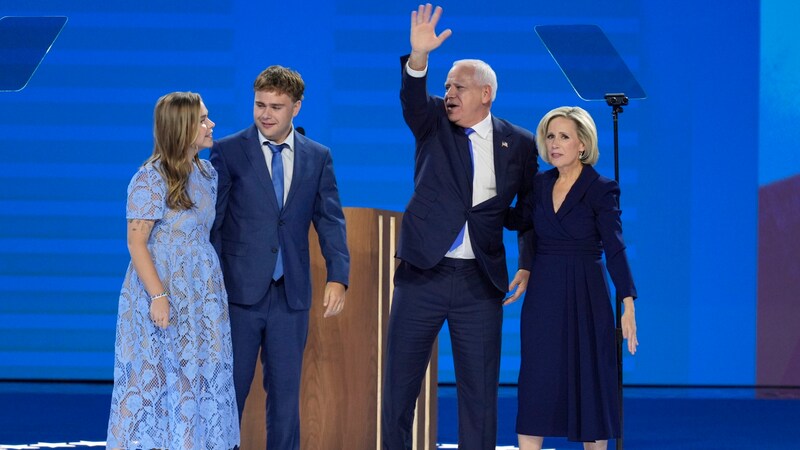 Tim Walz, wife Gwen and children Gus and Hope (Bild: AP)