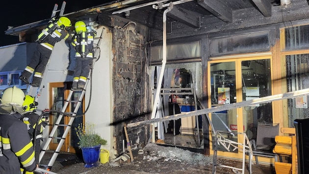 The alarm went off in the middle of the night and part of the facility burned out. (Bild: Feuerwehr Kindberg-Stadt)