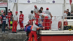 27 Taucher waren bei der Suche vor Palermo im Einsatz. (Bild: AFP/Alberto PIZZOLI / AFP)