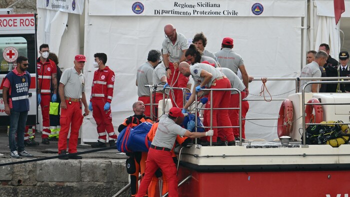 27 divers are involved in the search off Palermo.
