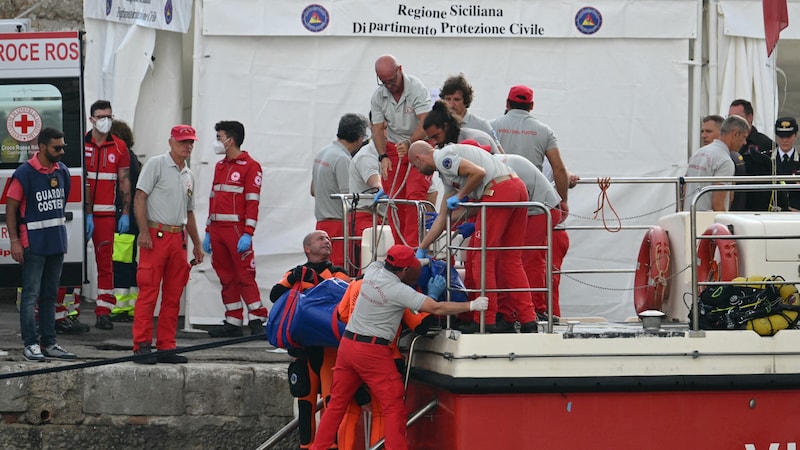 27 Taucher sind bei der Suche vor Palermo im Einsatz. (Bild: AFP/Alberto PIZZOLI / AFP)