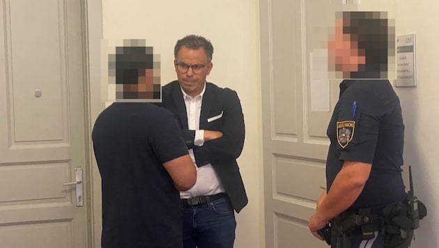 Rechtsanwalt Florian Reiterer im Gespräch mit seinem Mandanten. (Bild: Dorn Chantall/Krone KREATIV)