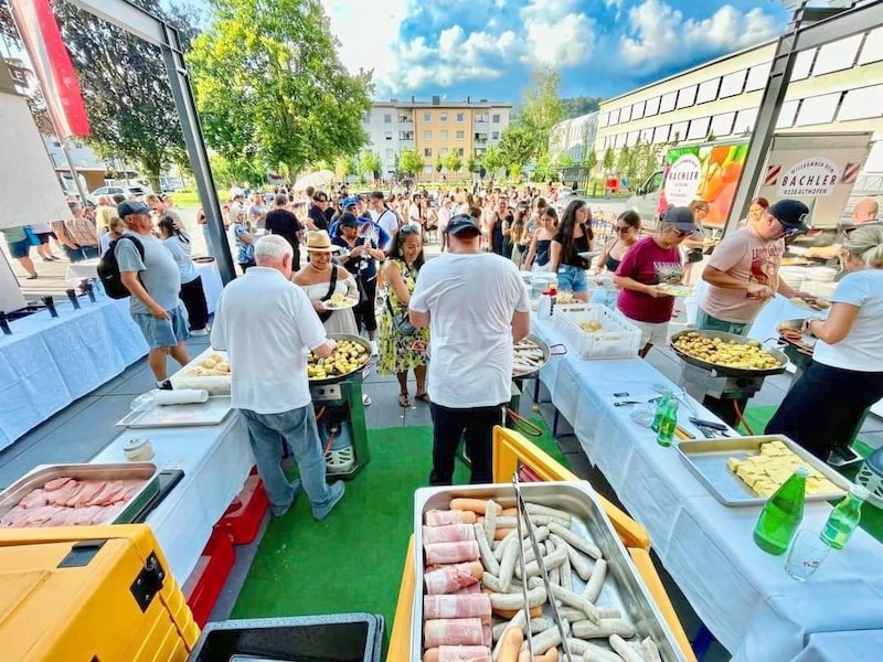 Gemeinsam wurde gegessen und gefeiert. (Bild: Gery Valtiner)