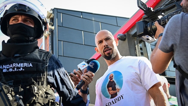 Andrew Tate during his arrest (Bild: APA/AFP/Daniel MIHAILESCU)