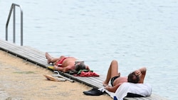 Männer am Wasser (Bild: APA/HELMUT FOHRINGER)