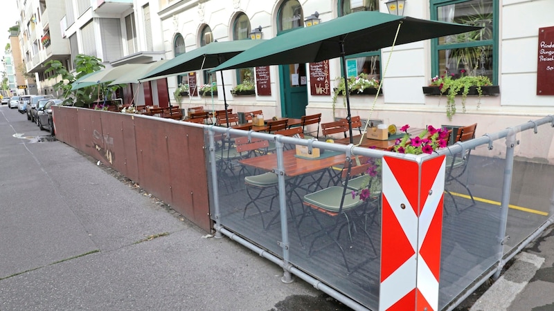 Der Bursche touchierte mit dem gestohlenen Pkw den Zaun eines Schanigartens in der Donaustadt.  (Bild: Jöchl Martin)