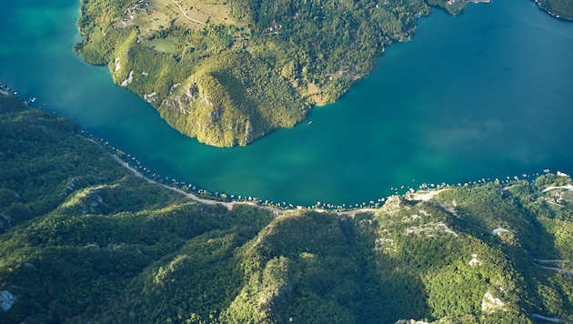 Nine people died trying to cross the Serbian-Bosnian border river Drina (see photo) illegally by boat. (Bild: stock.adobe.com/astrosystem)