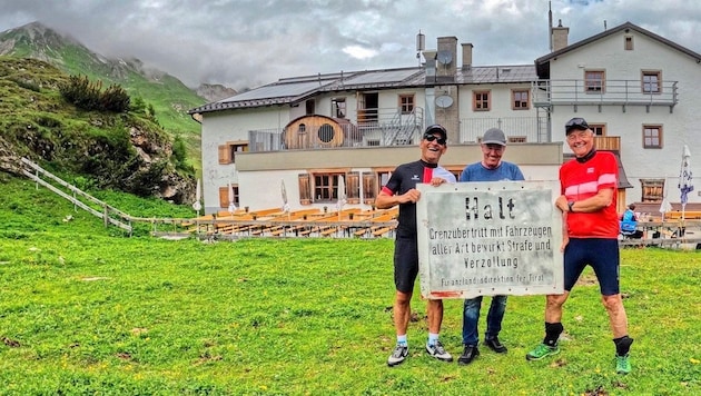 Hüttenwirt Loisl Eiter (Mitte), hat ein altes Schild der Finanzlandesdirektion parat. (Bild: Silberberger Toni)