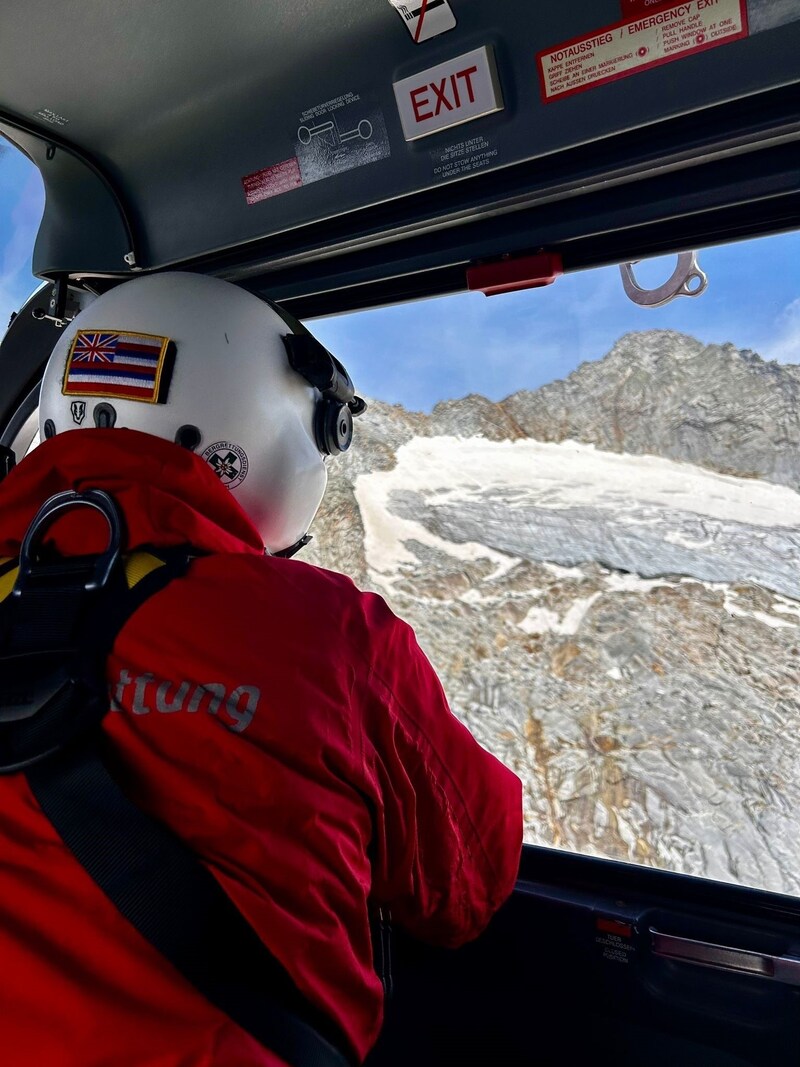 Die RK-1-Crew konnte den verletzten Niederösterreicher mittels Crashbergung an Bord holen. (Bild: ARA Flugrettung )