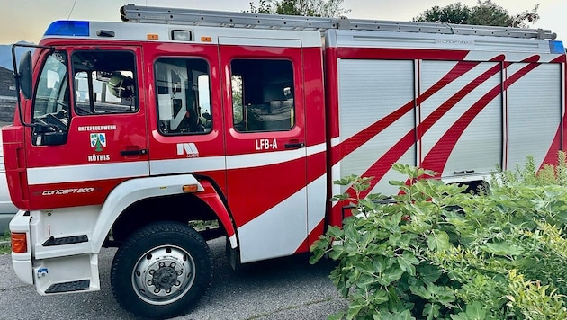 Die Florianijünger aus Röthis und die Kollegen aus Sulz bargen das Fahrzeug aus dem Ratzbach. (Bild: Feuerwehr Röthis)