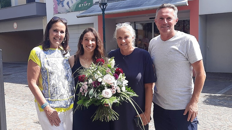 Viki Wolffhardt mit ihrer Mutter Beatrix nahm daheim die Gratulation vom Vizebürgermeister Mayrhofer und Stadträtin Eva Koloseus (li.) entgegen. (Bild: Stadtgemeinde Tulln)