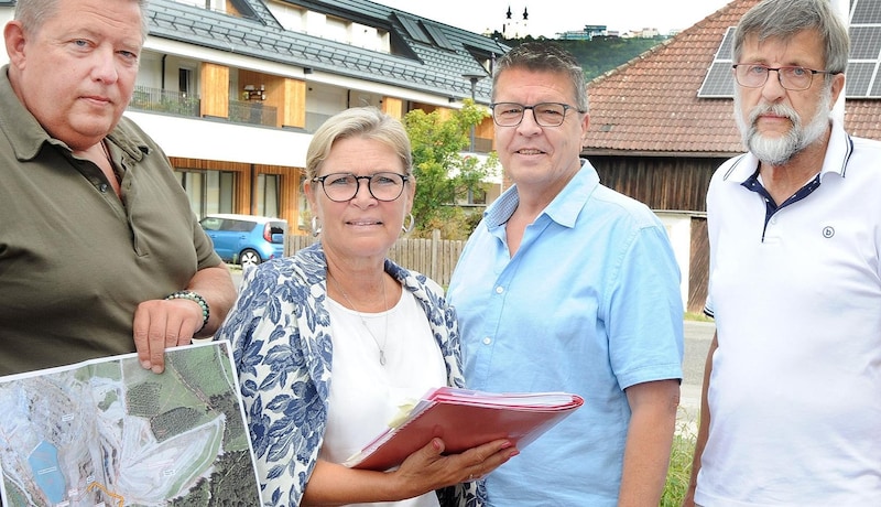 Christa Kranzl mit Anrainer Siegfried Höllmüller, SPÖ- Gemeinderat Johann Nowak und Karl Hell von der Schiffsführer- schule in Krummnuß- baum. Sie wollen das Projekt verhindern. (Bild: Crepaz Franz)