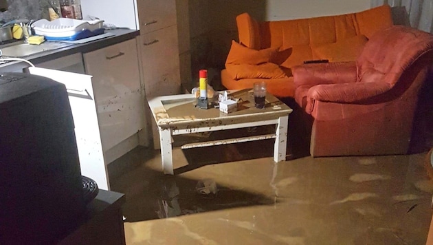 Einen Meter hoch stand das Wasser in der Wohnung von Martin G. – die schlammige „Brühe“ hat das Mobiliar völlig zerstört. (Bild: zVg)