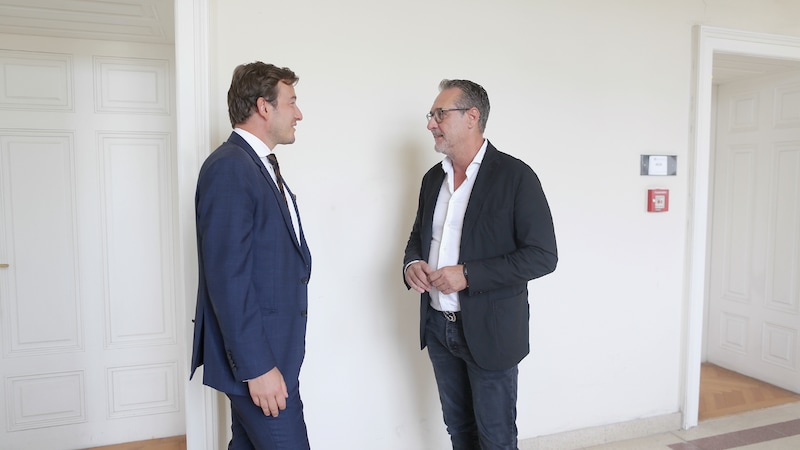 Heinz-Christian Strache with his lawyer Maximilian Donner-Reichstädter (Bild: Bartel Gerhard/Gerhard Bartel)