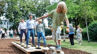 Reto und Lorin stellen das Balancegefühl von Vizebürgermeister Christoph Wiederkehr und Stadtrat ...