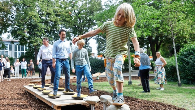 Reto und Lorin stellen das Balancegefühl von Vizebürgermeister Christoph Wiederkehr und Stadtrat Jügern Czernohorszky auf die Probe. (Bild: Holl Reinhard)