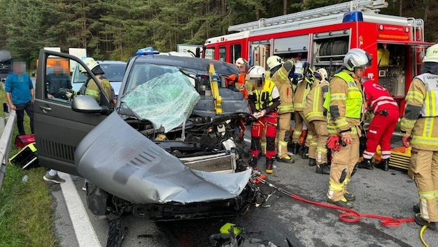 The driver had to be cut out of the wreck. (Bild: BFV-Landeck, Krone KREATIV)