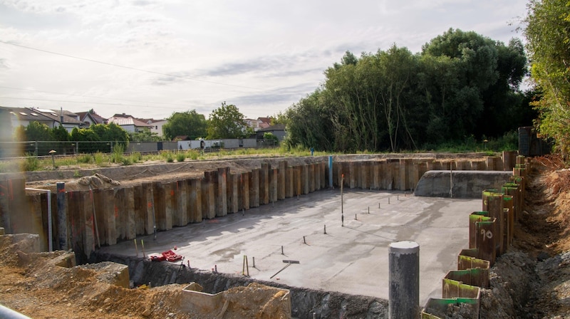 Das Becken soll bis Ende 2024 fertiggestellt sein. Es ist doppelt so groß, wie das Becken, das in den 1960er Jahren gebaut worden war.  (Bild: Charlotte Titz)