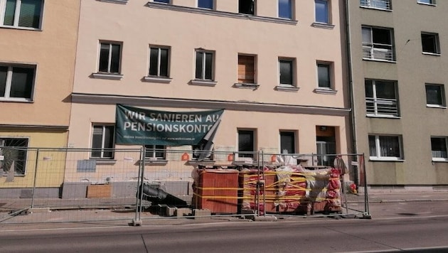 The construction materials have been stored directly on the carriageway since 2023. (Bild: Gabriele Schellig, Robert Hubac)