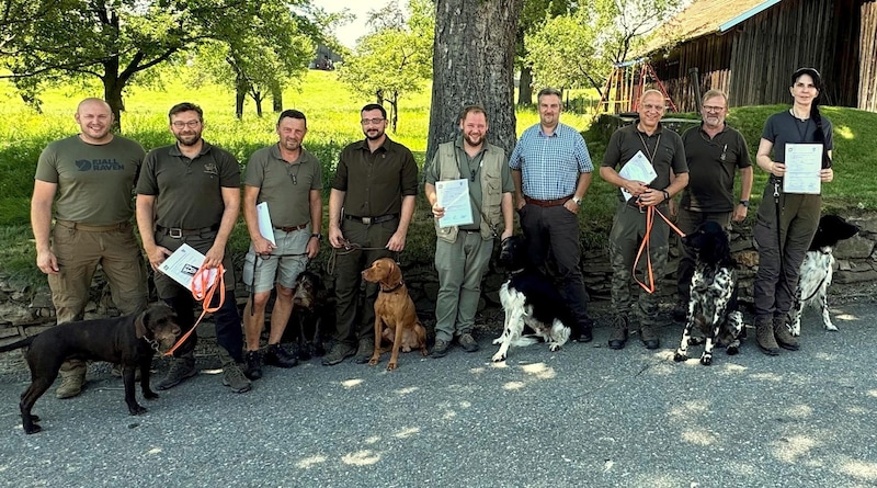 The graduates of the detection dog training course of the Lower Austrian Hunting Association with their trainers. (Bild: NÖ Jagdverband)