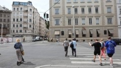 Stress an der Ampel: Wegen zu kurzer Ampelschaltungen müssen die Fußgänger in der Landesgerichtsstraße in der Josefstadt regelrecht über die Straße hetzen. (Bild: Jöchl Martin)