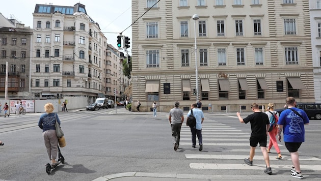 Stress at the traffic lights: pedestrians in Landesgerichtsstraße in Josefstadt have to rush across the road because the traffic lights are too short. (Bild: Jöchl Martin)