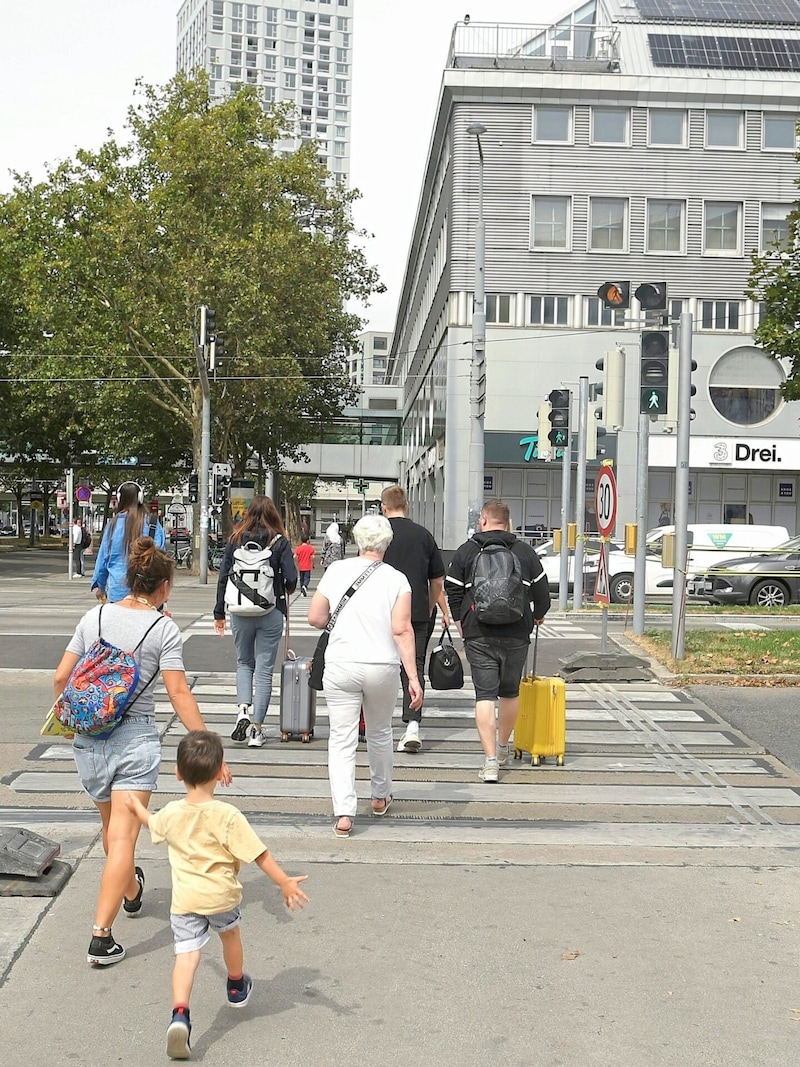 Susanne Greinecker has even been verbally abused by drivers on Wagramer Straße, in front of the Donauzentrum. You can't cross the road there in peace. (Bild: Bartel Gerhard)